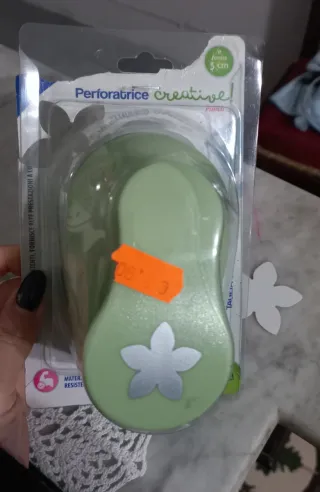 Perforatrice a forma di fiore