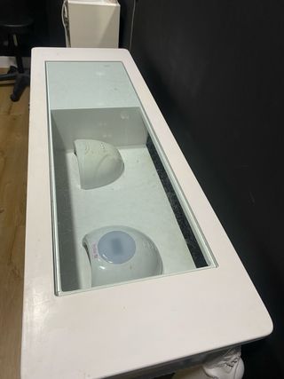 Mesa de manicura y dos lamparas