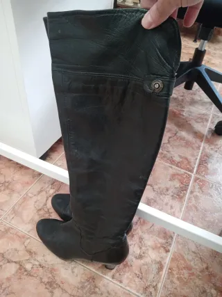 Botas altas de piel negras