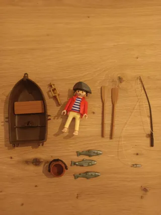 Pirata con barca y peces