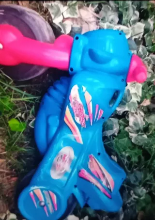 Moto de juguete azul y rojo