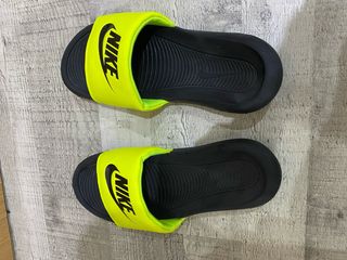 Chanclas Nike Negro y Amarillo