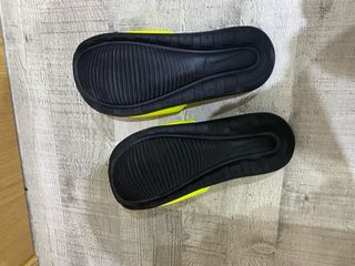 Chanclas Nike Negro y Amarillo