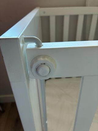 Cuna de madera blanca y colchón