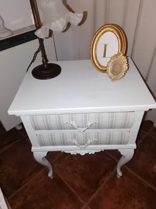 Mesita antigua de madera restaurada.