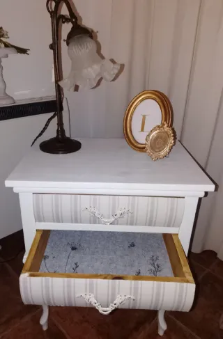 Mesita antigua de madera restaurada.