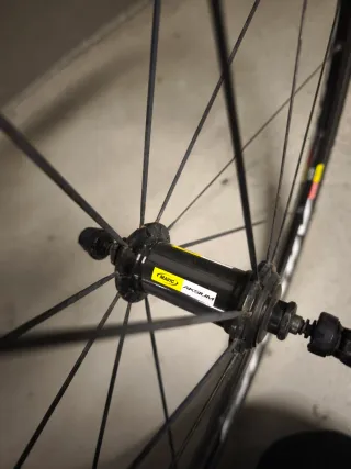 Rueda delantera bici carretera Mavic