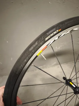 Rueda delantera bici carretera Mavic