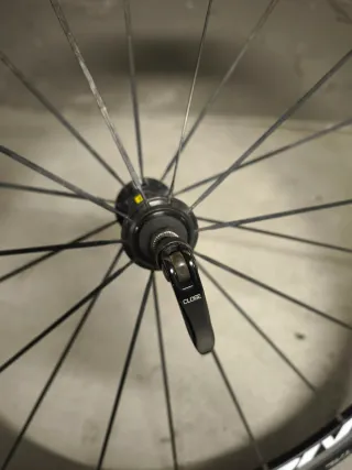 Rueda delantera bici carretera Mavic