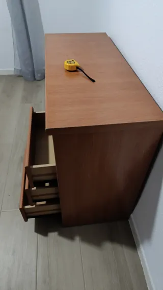 Escritorio madera marrón con cajones