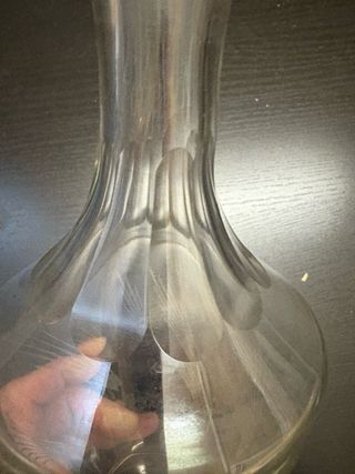 Jarrón de cristal tallado antiguo