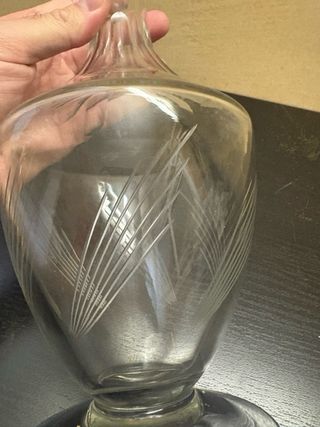 Jarrón de cristal tallado antiguo