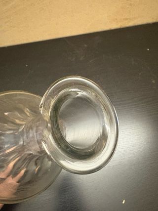 Jarrón de cristal tallado antiguo