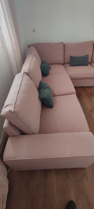 Sofá esquinero de tela rosa