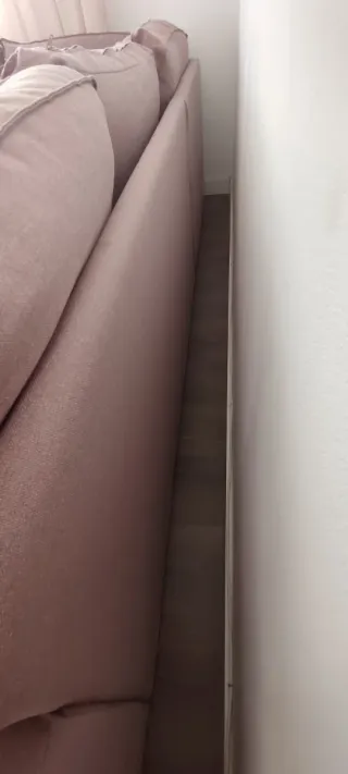 Sofá esquinero de tela rosa