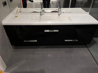Mueble de baño con lavabo y grifos