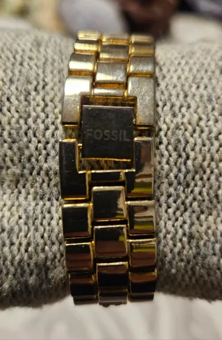 Reloj Fossil Dorado con Cristales