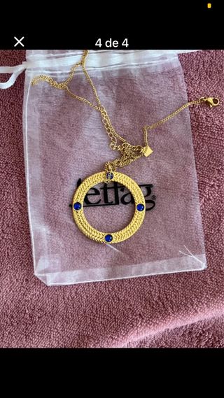 Colar aço dourado com detalhes azuis