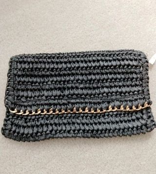 Bolso de mano tejido con cadena dorada