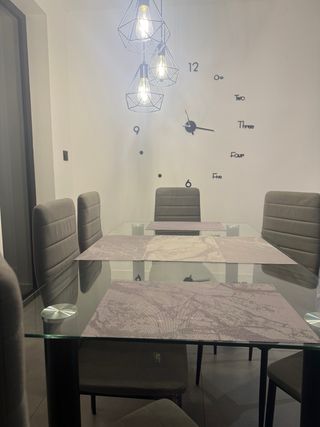 Mesa de comedor, 6 sillas y lámpara