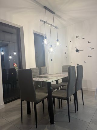 Mesa de comedor, 6 sillas y lámpara