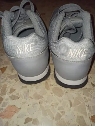 Zapatillas Nike grises y negras