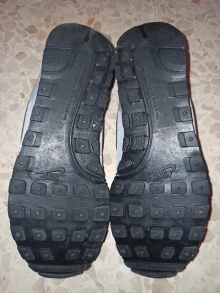 Zapatillas Nike grises y negras