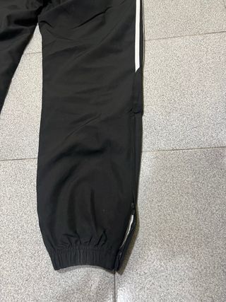 Tuta Adidas nera con bande laterali