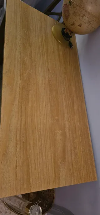 Escritorio de madera con cajones.