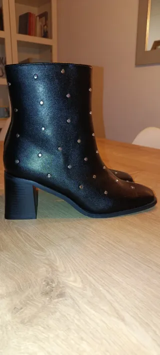Botines negros con tachuelas sin estrenar