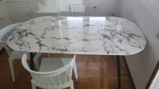 Mesa mármol y 4 sillas blancas nuevas