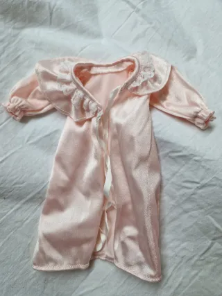 Ropita Barbie rosa satinada con encaje