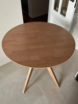 Mesa redonda de madera