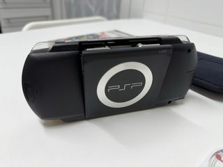 Consola Sony PSP Negra + 4 Juegos