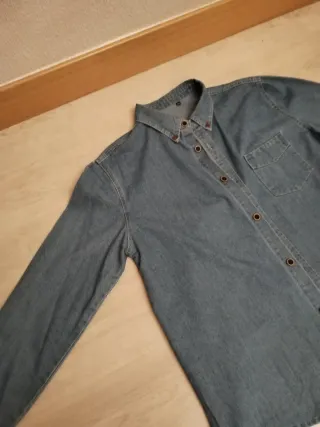 Camisa vaquera azul, me queda grande ,