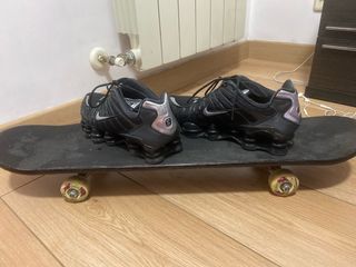 Skate Negro con Detalles Rojos y Verdes