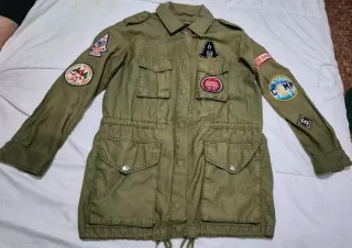 Parka militar verde con parches