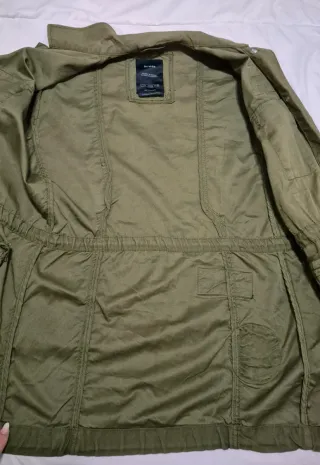 Parka militar verde con parches