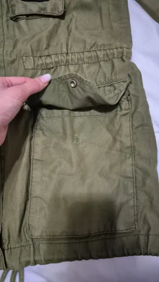 Parka militar verde con parches