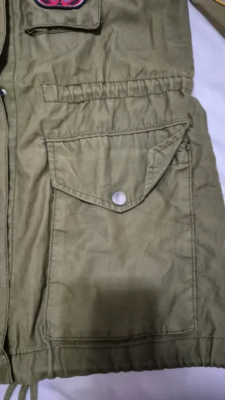 Parka militar verde con parches