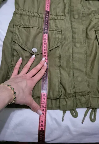 Parka militar verde con parches