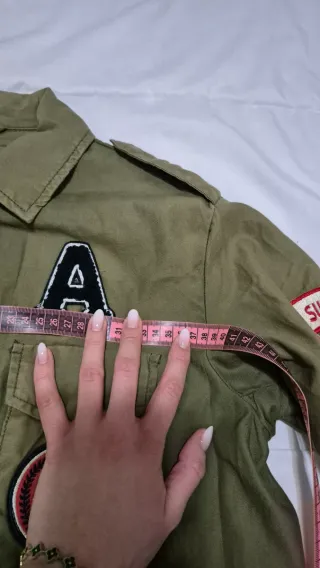 Parka militar verde con parches