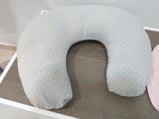 Cojín de lactancia gris con puntos blancos