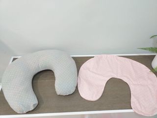 Cojín de lactancia gris con puntos blancos