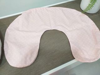 Cojín de lactancia gris con puntos blancos