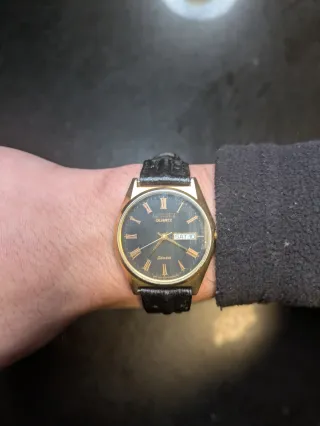 Reloj Citizen Seven Negro y Dorado