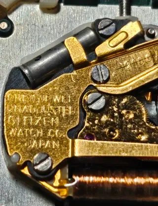 Reloj Citizen Seven Negro y Dorado