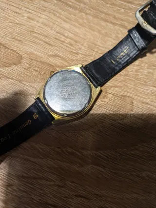 Reloj Citizen Seven Negro y Dorado