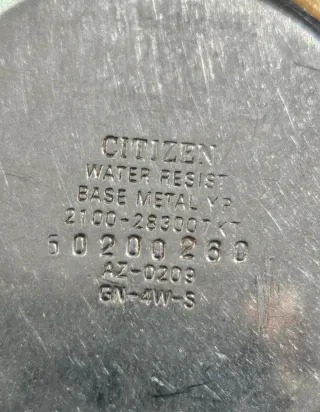 Reloj Citizen Seven Negro y Dorado