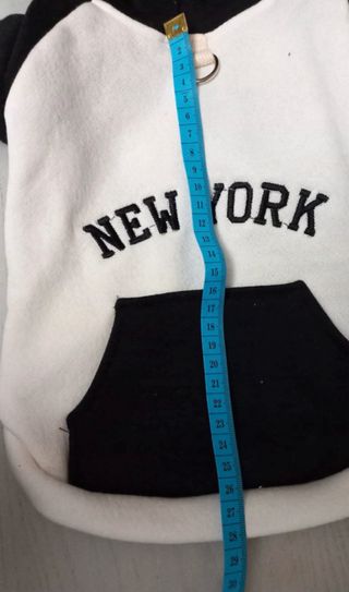 Felpa calda New York bianca e nera per cani